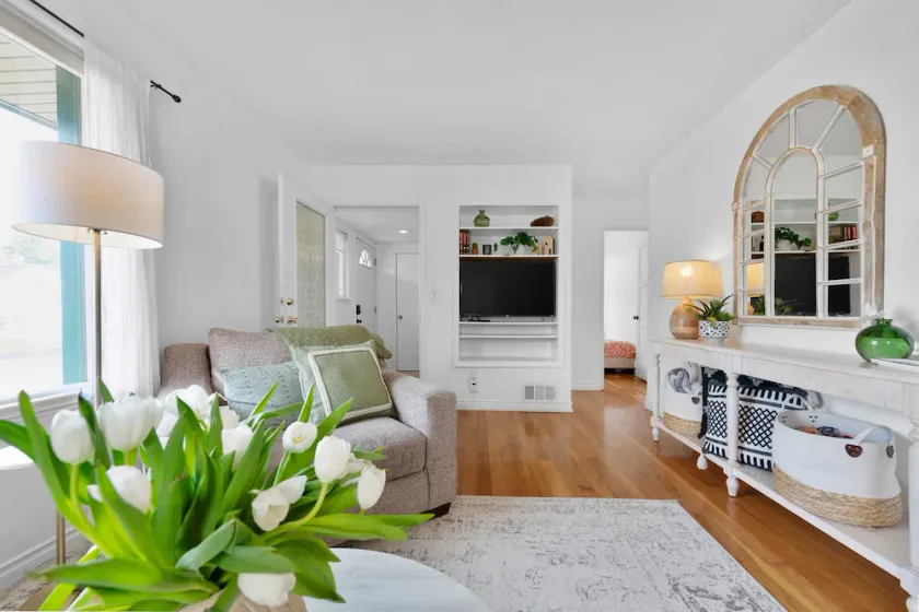 Stylish & Bright 4BR - Close To Whitworth - Image 1