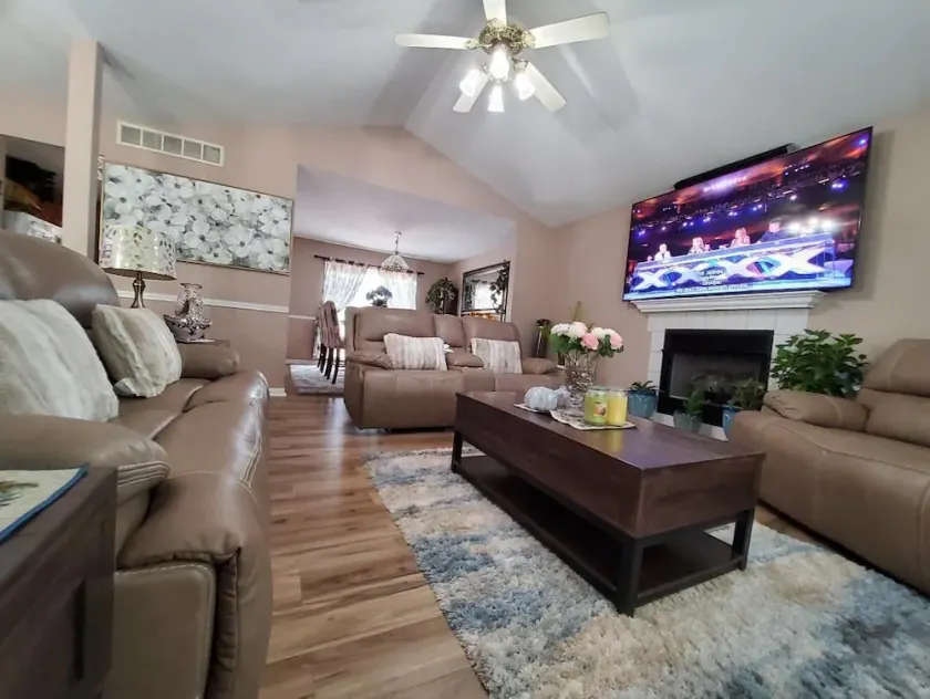 Smart home, entire Loft, 3  bedroom, 2 bath - Image 1
