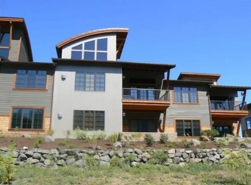 Sort Rock- Bellerive Byhus i Riverstone på Spokane River - Image 1