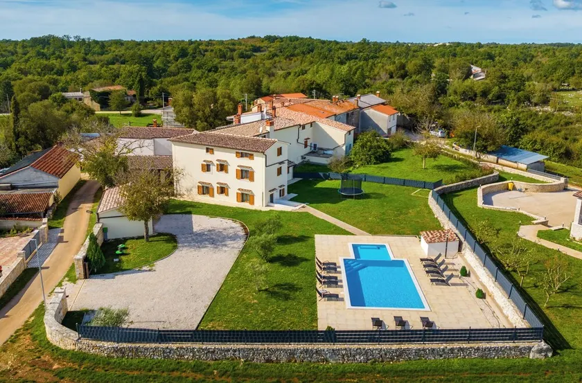 Holiday villa with a private swimming pool, with 6 bedrooms and 7 bathrooms - Image 1