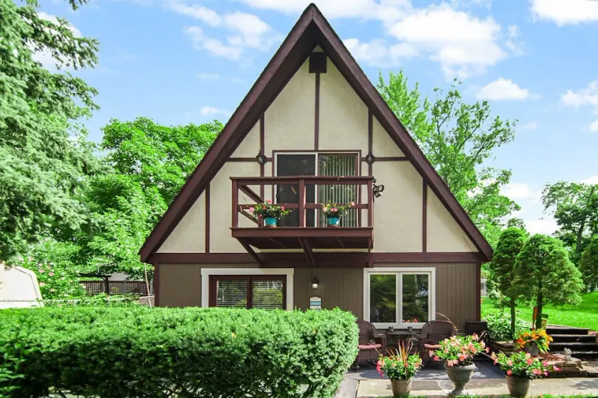 Beautiful Cozy Cottage on Cedar Lake - Image 1