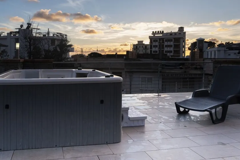Deluxe apartment with Jacuzzi and terrace - Image 1