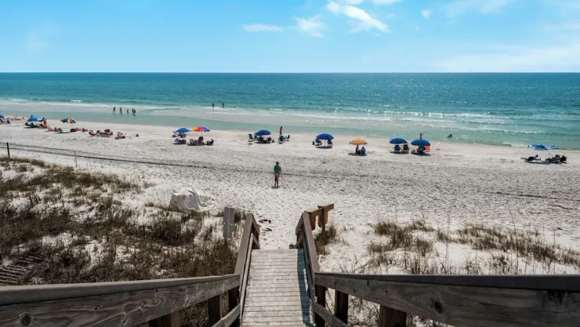 2 Minutes to Beach & Next to Pool - Free Beach Setup, Sleeps 12 - Image 1