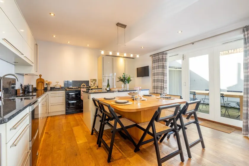 21 Scarcroft Road -  a family break that sleeps 6 guests  in 3 bedrooms - Image 1