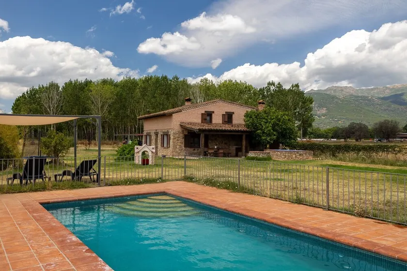 Paraje Navazos – Landhaus Sierra de Gredos mit Pool und Bergblick - Image 1