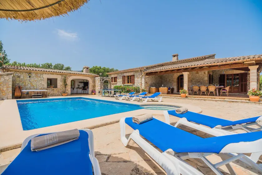 Ca'n Mateu, villa avec piscine privée, jacuzzi et terrasses à Pollença - Image 1