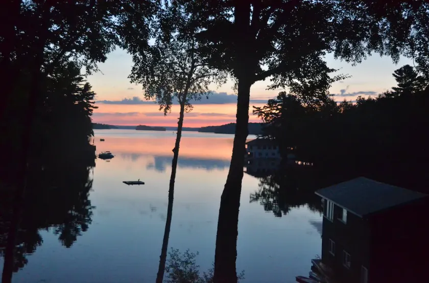 Cottage pitoresca linda em uma baía tranquila no lago Rosseau, Muskoka - Image 1
