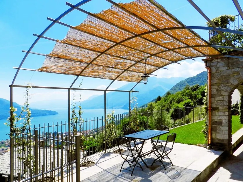 Villa para férias relaxantes com vistas magníficas do Lago Como - Image 1