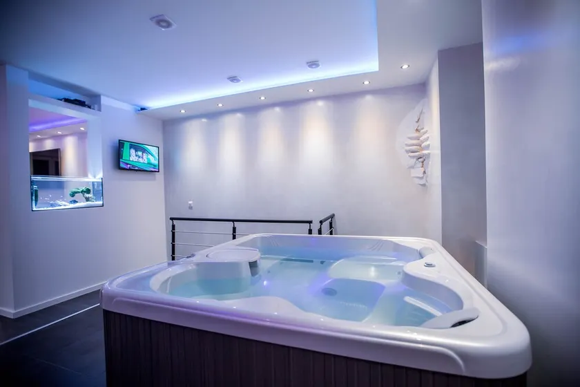 Fuldt privatiseret lejlighed med jacuzzi og dampbruser - Image 1