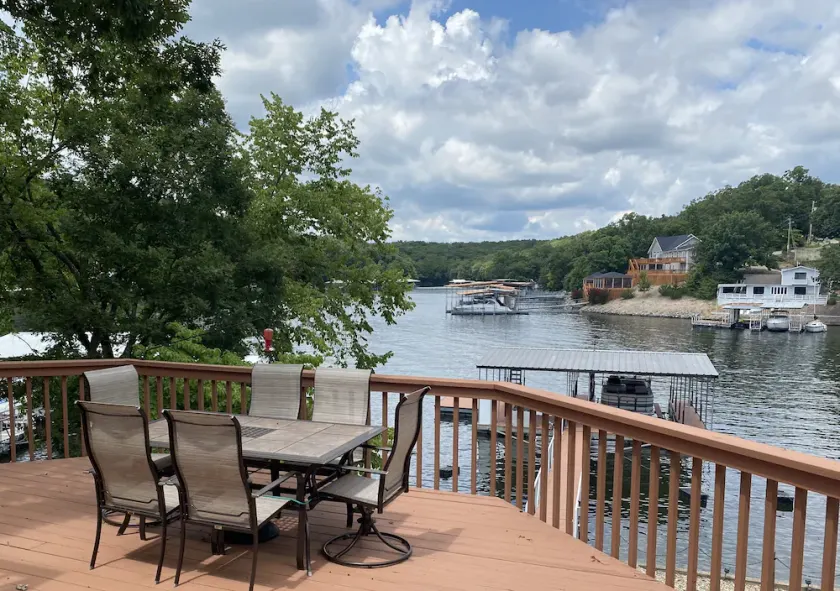Lakefront Getaway for 14 guests - Image 1