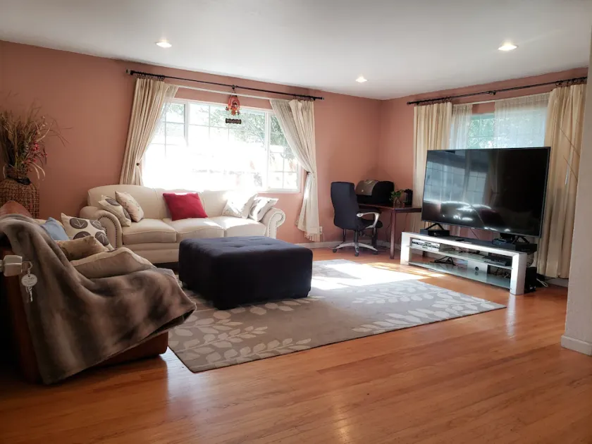 Large 6 Bedrooms 2 Baths Home On a Huge Lot - Image 1