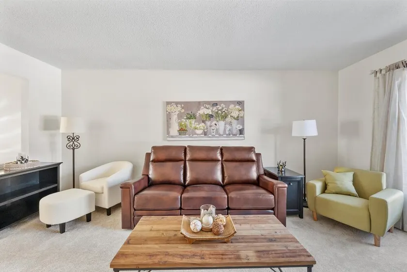 Corporate Housing Townhouse Cozy yet spacious with finished basement. - Image 1
