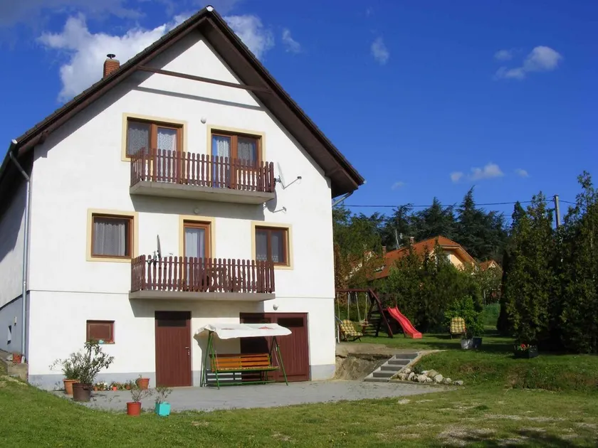 Holiday home with air conditioning and garden - Image 1