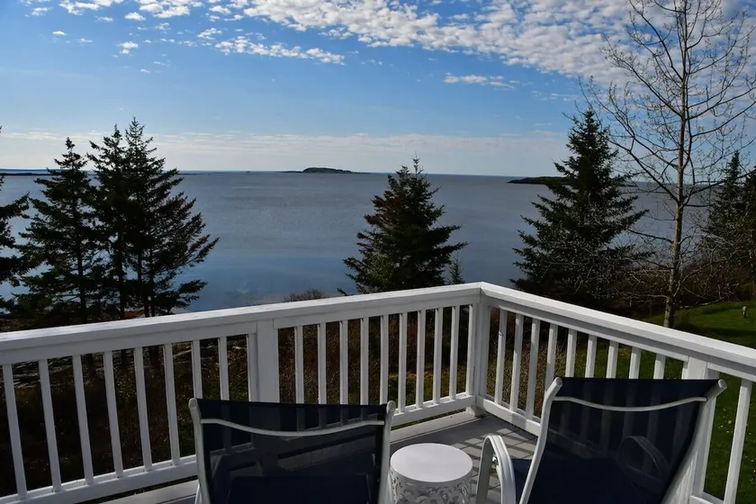 Betty's Place - Cozy ocean front getaway with views of Casco Bay - Image 1