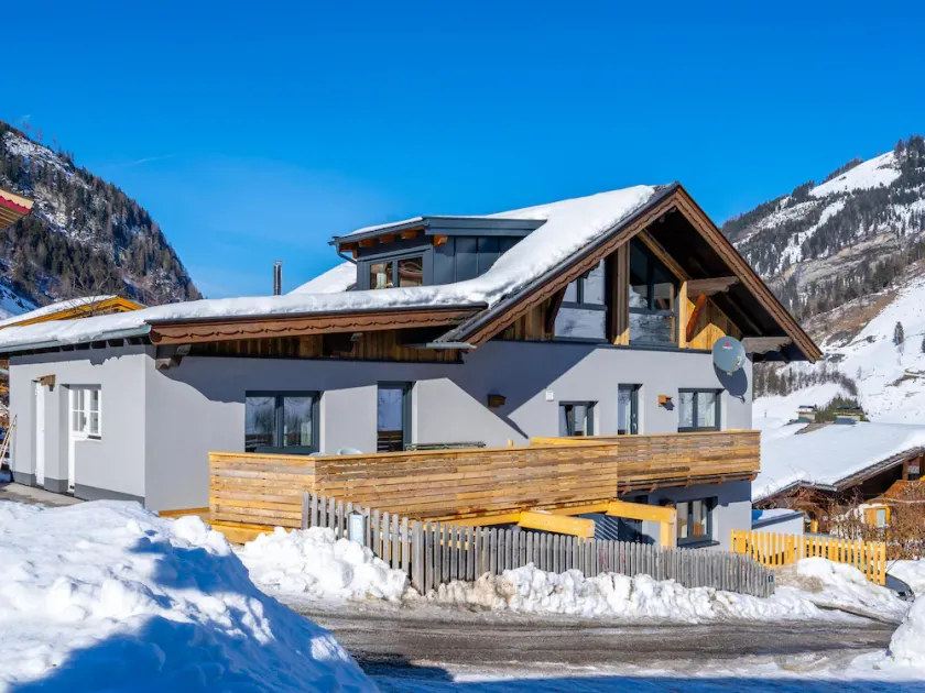 Cosy holiday home by the slopes - Image 1