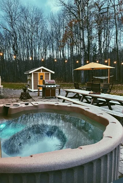 Luxury Private Cottage on Five Acres w/ Hot Tub & Direct Access to Public Beach! - Image 1
