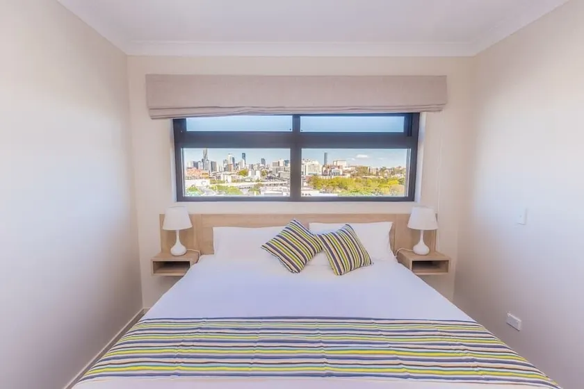 Stylish, modern king hotel room in Brisbane - Image 1