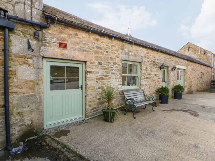 LOW SHIPLEY COTTAGE, pet friendly, with hot tub in Barnard Castle - Image 1