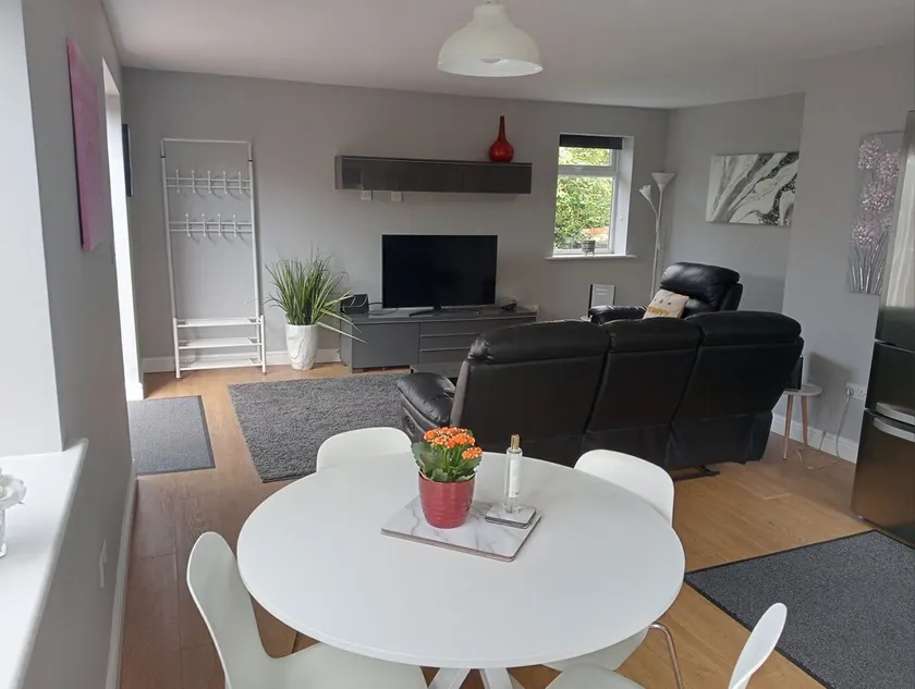 2 bed-Sleeps 4-Private Garden-Free Parking - Image 1