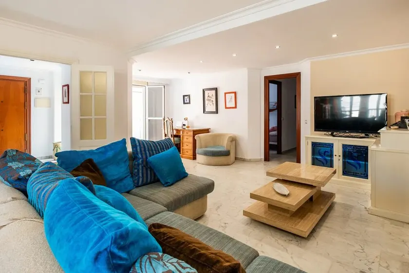 Stylish 2-bedroom apartment with private patio and WiFi in enjoyable Málaga - Image 1
