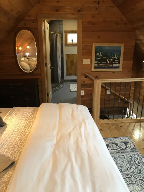 Chambre Loft King avec cuisine complète dans le bâtiment historique Carriage House. - Image 1