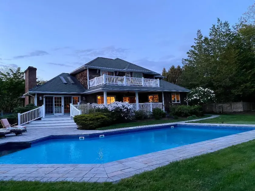 Enjoy Hamptons! Luxury 4 Bdrm 3.5 bath; heated Pool, Putting Green, great yard. - Image 1