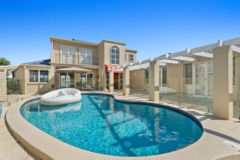 Main River Mansion 5 bed + pool - Image 1