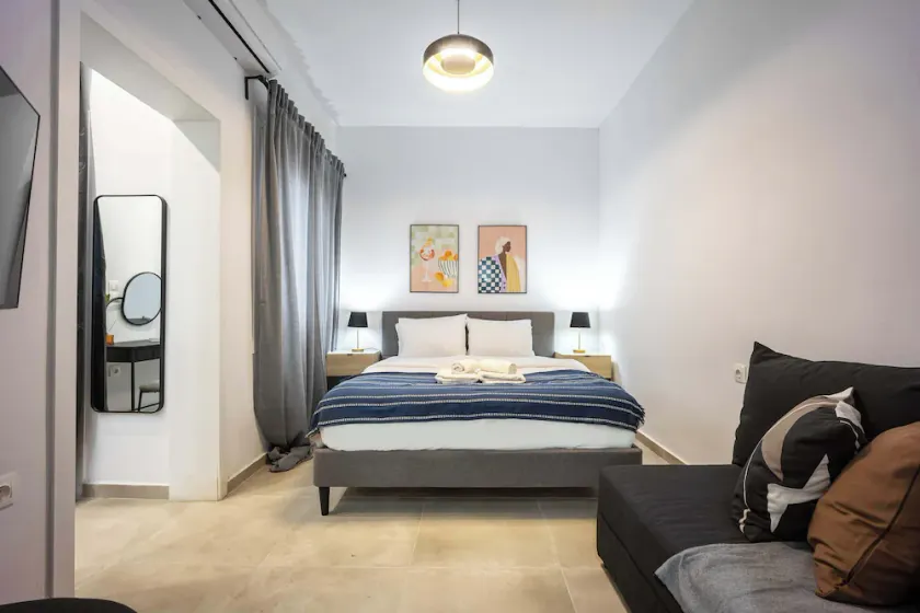 Modern Studio l King Bed & Work Corner - Image 1