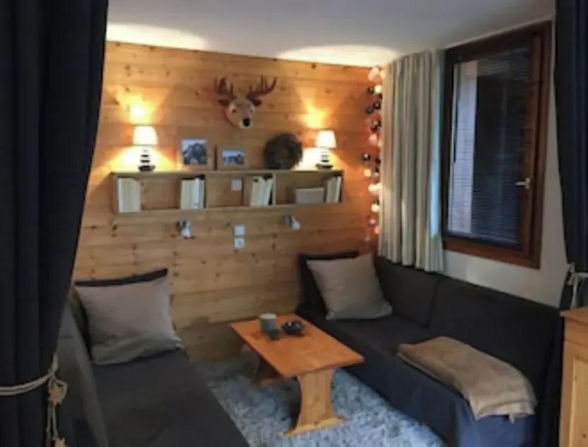 Charming ski-in/ski-out chalet apartment 50m from slopes and shops - Image 1