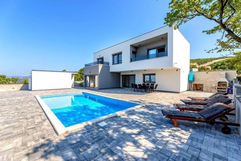 Villa med swimmingpool i den rolige landsby Šmrika - Image 1