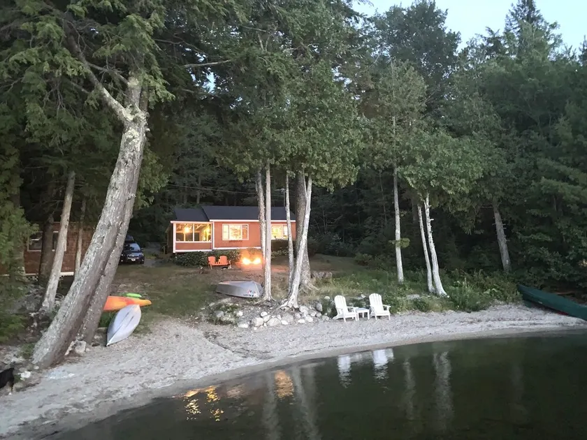 Green Lake Retreat med vacker privat sandstrand nära Bar Harbor och Acadia - Image 1