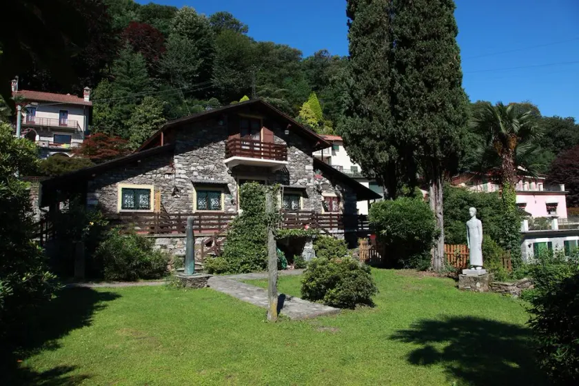 Apartamento em chalé de pedra, rodeado por vegetação, a poucos passos do lago - Image 1