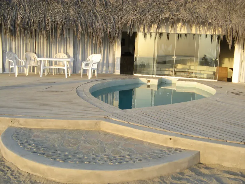 casa relajante frente al mar con piscina privada, perfecta para descansar. - Image 1