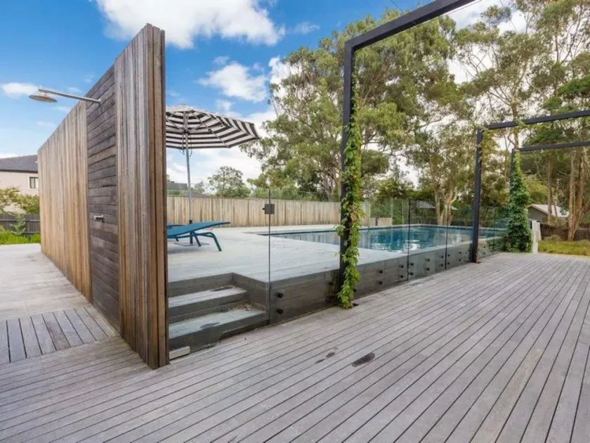 Somers beach house, vistas al agua, gran piscina, metros de playa y tienda general - Image 1