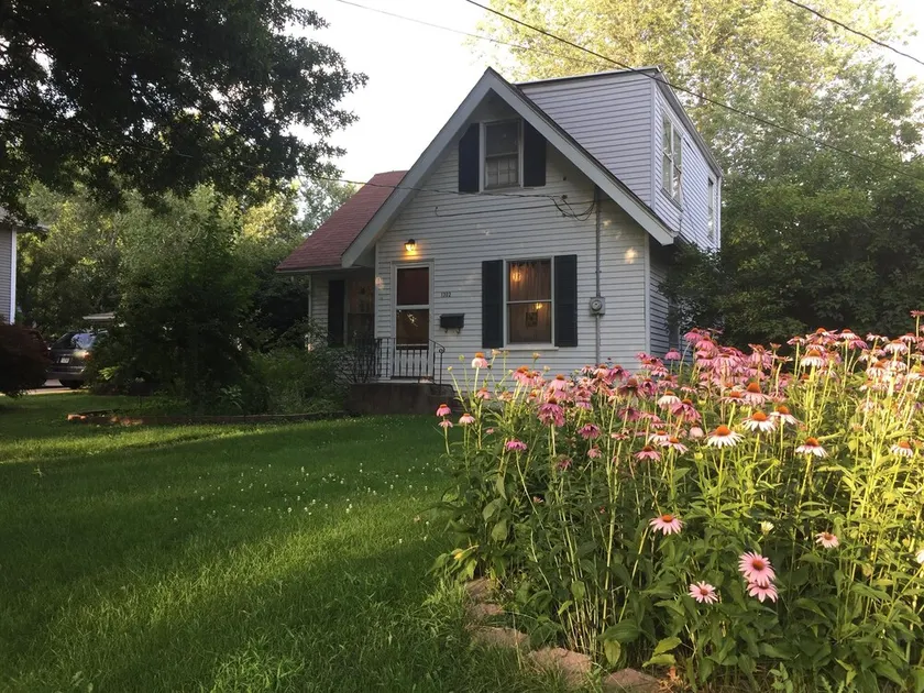 Cute and Cozy 3BR House with Parking - Image 1