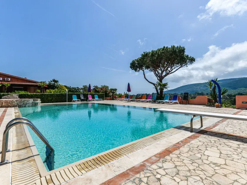 Smuk lejlighed for 4 gæster med klimaanlæg, WIFI, pool og terrasse - Image 1