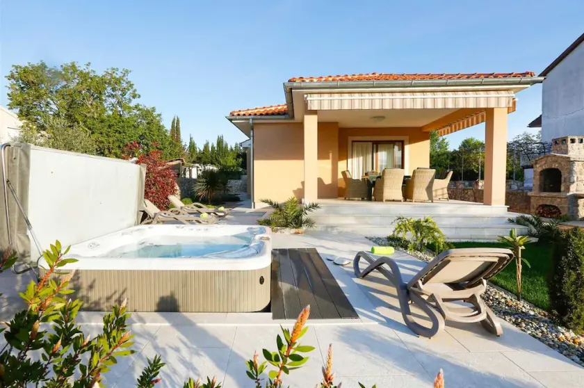 Villa Lavender's Breeze mit beheiztem Pool, Jacuzzi & Fahrräder - Image 1
