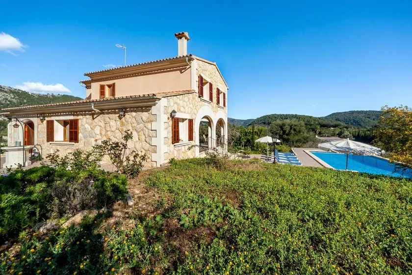 Rural Villa with pool and a view – Villa Rote - Image 1