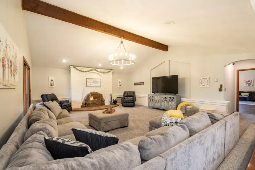 Cheerful Family Manor- Sleeps 25 w/hot tub and private pool in Amish Country - Image 1