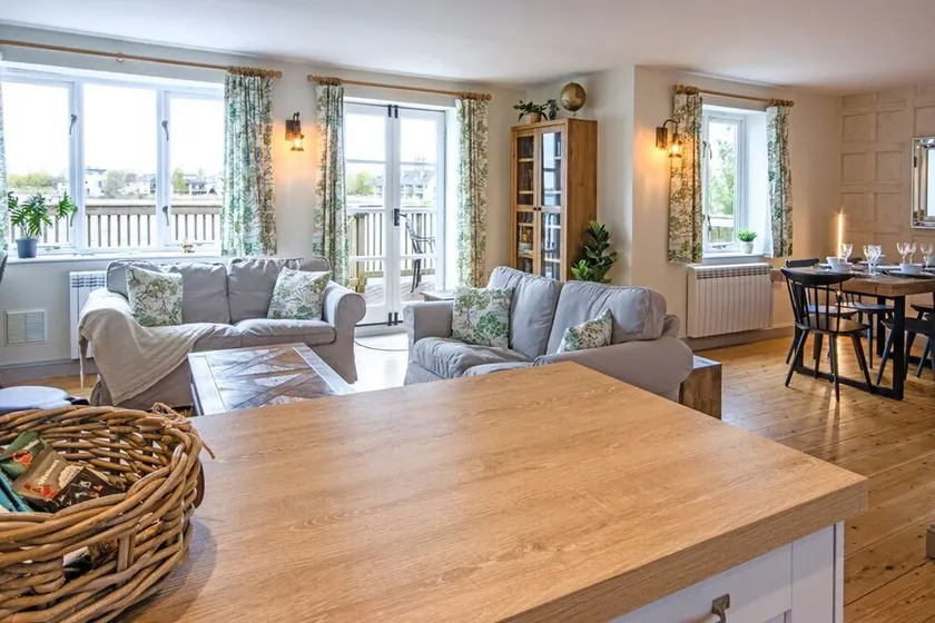 A Cotswold stone lakeside cottage that sleeps 6 guests  in 3 bedrooms - Image 1