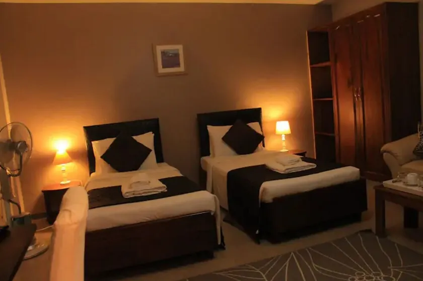 Beautiful spacious house & garden, 10 mins to City centre sleeps up to 20 guests - Image 1