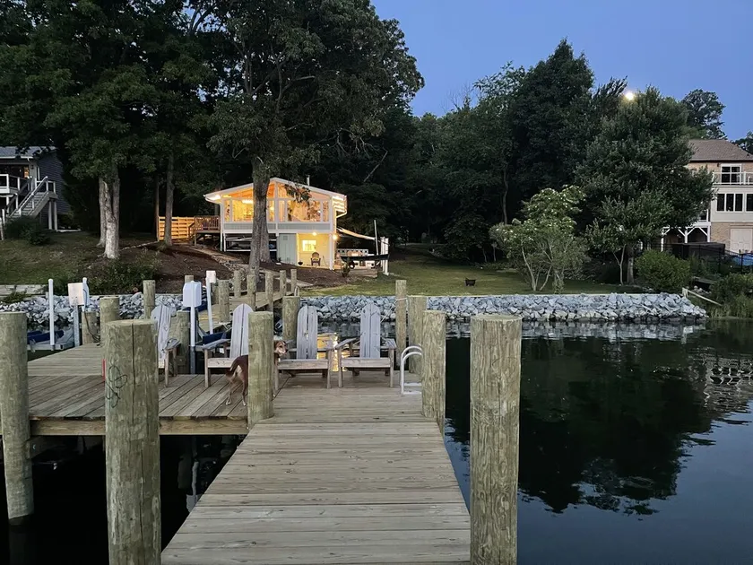 Renovated, Waterfront, Large Private Deep Water Dock, Cowboy Pool, Fire Pit - Image 1