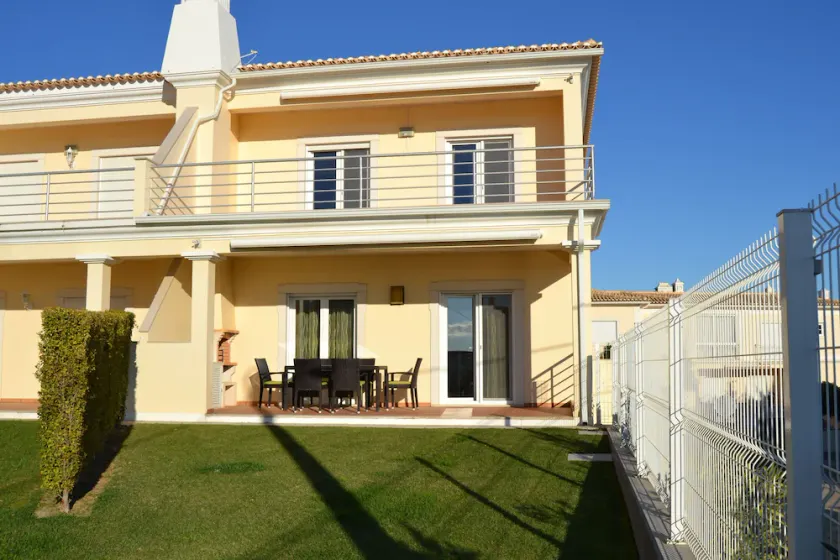 Moderne, spacieux situé au centre de trois maison, chambre avec grande piscine et jardin - Image 1