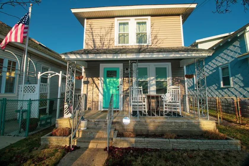 BEAUTIFULLY RENOVATED HOME WITH YARD. WE ARE PET FRIENDLY. - Image 1