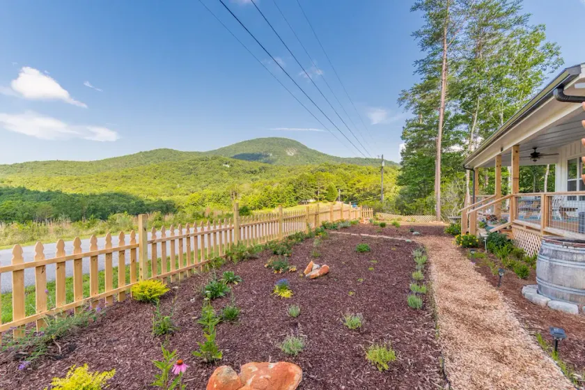 Walk to Serenity Cellars Winery and beautiful Yonah Mountain view! - Image 1