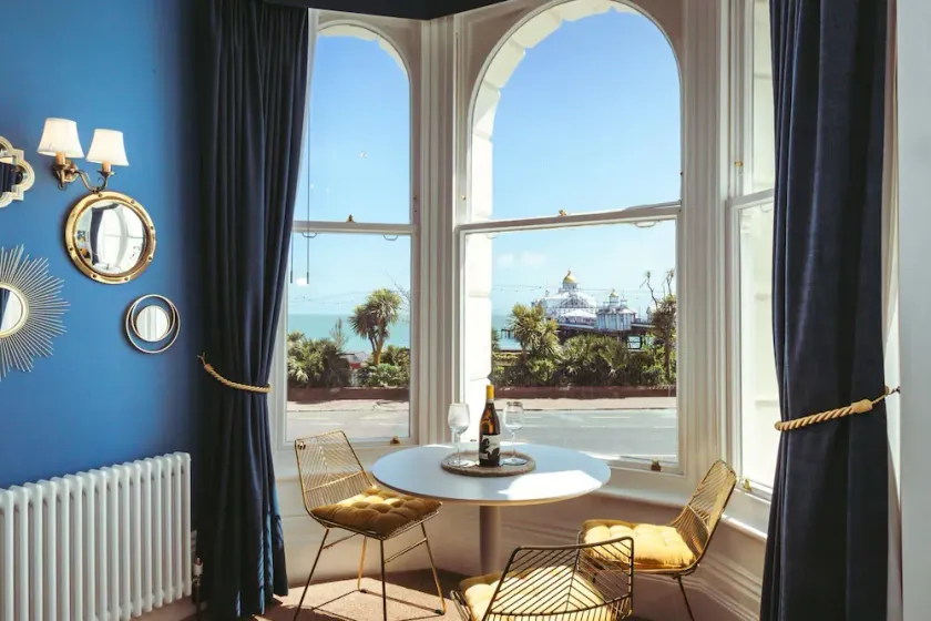 Pier Reflections - stylish seaview apartment - Image 1