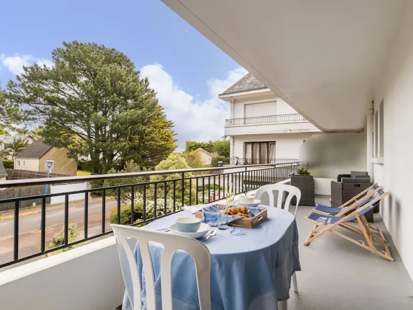 Studio avec balcon, à 200m de la plage, proche commerces et restos, parking privé, lit bébé inclus - Image 1