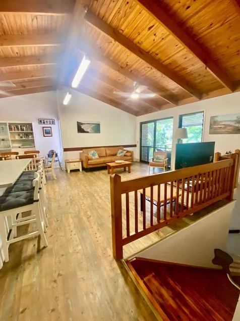 Spacious Straddie family retreat sleeps up to 10, walk to Cylinder Beach - Image 1
