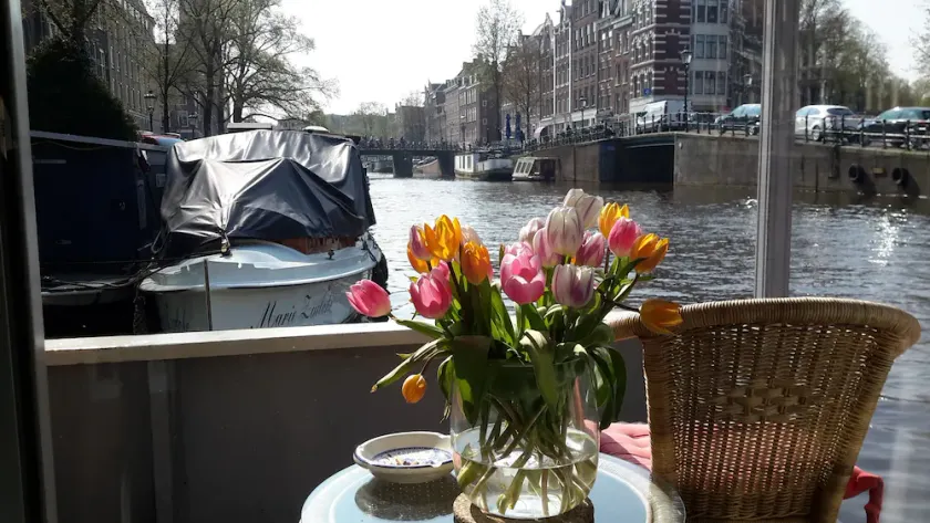 Pantheos Houseboat em Prinsengracht com vista para o Westerkerk the Landmark. - Image 1
