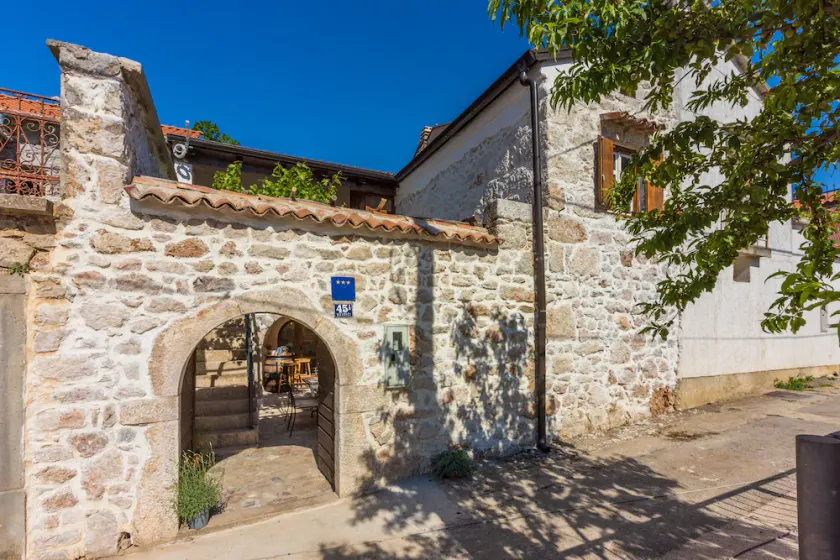 Renovated old stone house of exceptional architecture-3,8 km from the sea be ach - Image 1